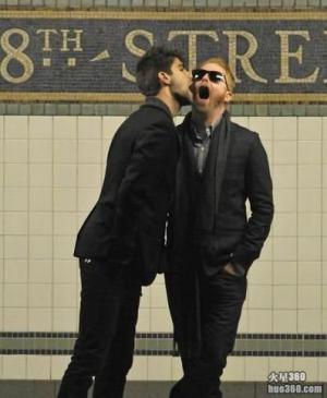 《摩登家庭》男星Jesse Tyler Ferguson和他的小基友结婚了 《摩登家庭》男星Jesse Tyler Ferguson和他的小基友结婚了