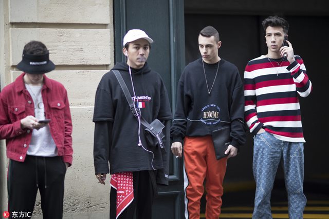 巴黎街头的男人不优雅!穿衣服更喜欢背后玩花样 巴黎街头的男人不优雅!穿衣服更喜欢背后玩花样